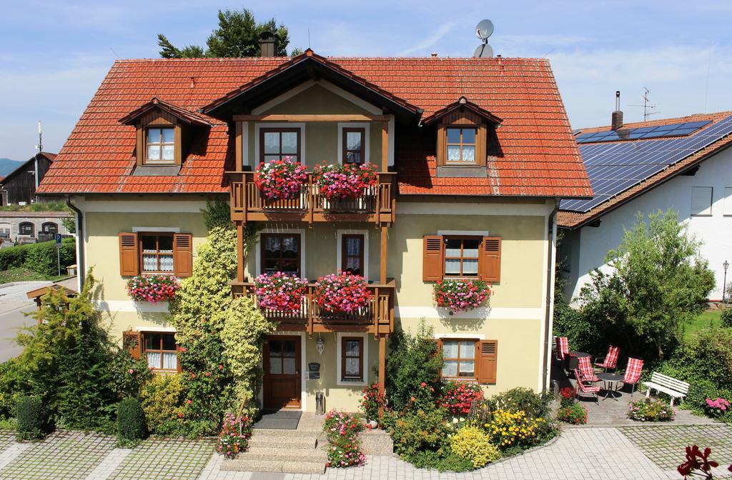 Gäste-Haus Rösch Wiesent Exterior foto
